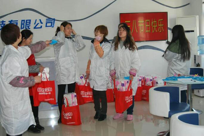 三八節(jié)日員工合影—金屬和塑膠外殼模塊電源廠家澤潤(rùn)科技
