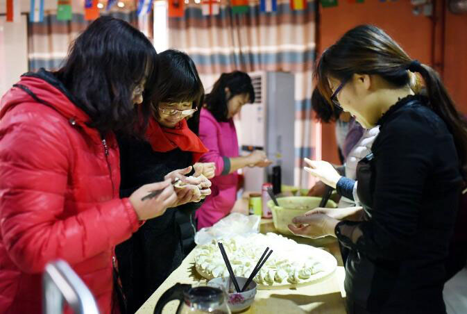 dc開(kāi)關(guān)電源模塊生產(chǎn)廠家年會(huì)包餃子活動(dòng)